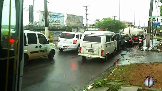 Chuva alaga ruas, causa transtornos e congestionamentos em Natal.