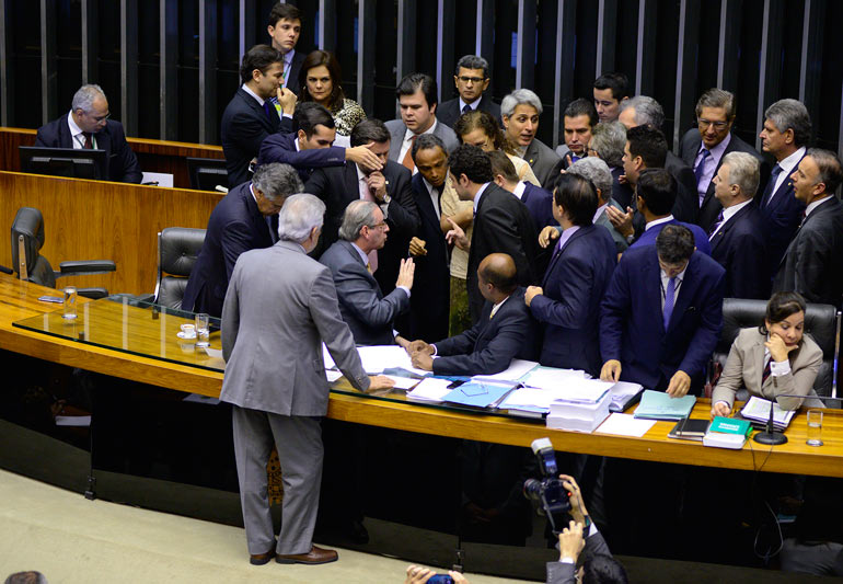 Com larga margem, deputados aprovam fim da reeleição em cargos do Executivo!