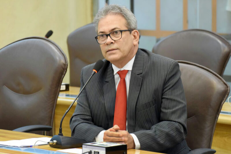 Deputado Hermano propõe que clínicas informem gratuidade para reconstrução mamária.