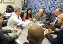 Em reunião com senador, CNM reitera reivindicação para manter texto do projeto do ISS.