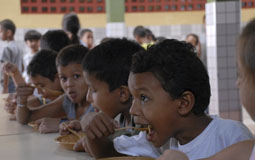 Prazo para gestores municipais prestarem contas da merenda escolar foi prorrogado para 30 de abril.