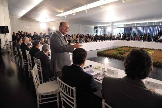 Renan reúne governadores para definir agenda federativa.