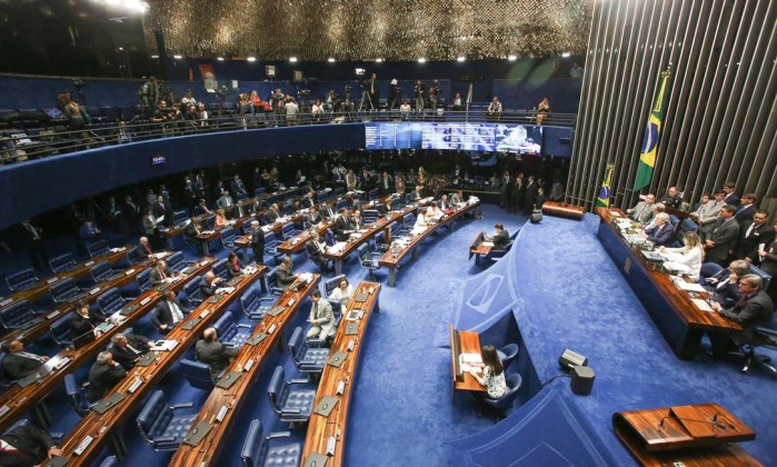 Senado vai examinar cláusula de barreira e fim das coligações proporcionais.